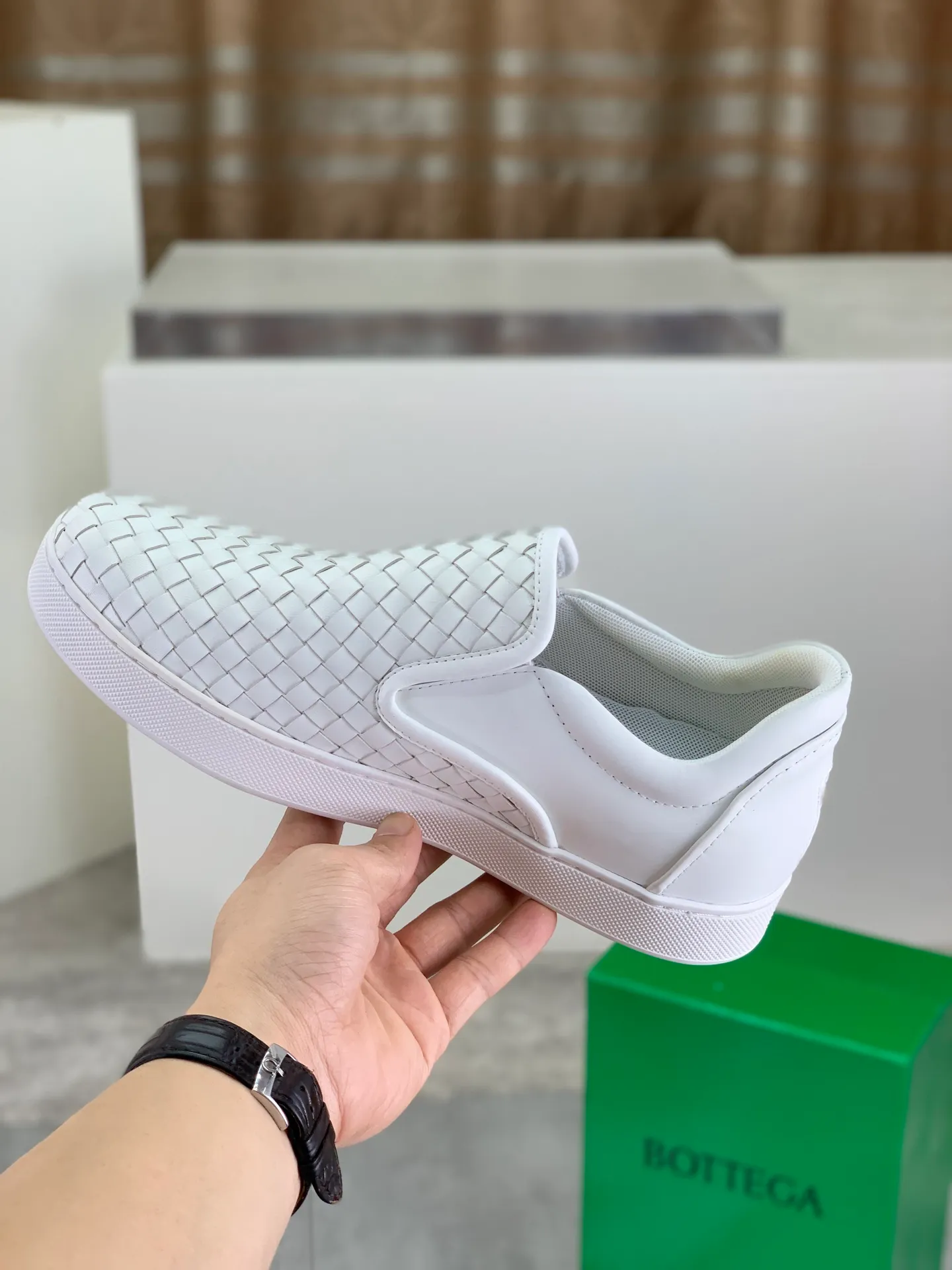 Factory price P720 💰Top quality💎💎💎 BOTTEGA VENETA official website synchronous couple👫The latest top version of the highest version of BV high-top casual shoes in the market, accept material comparison, shoe type comparison, process comparison, practical and textured, versatile, suitable for any occasion, the more you look at it, the more flavorful it becomes. Pure hand-woven craftsmanship - upper material, imported original woven calfskin - high-quality water-dyed cowhide inside - original private model customized outsole -Size: male 39-44 (customized 38 45 46) female 35-39 (customized 34 40 41) Comes with original BV green box, complete packaging.